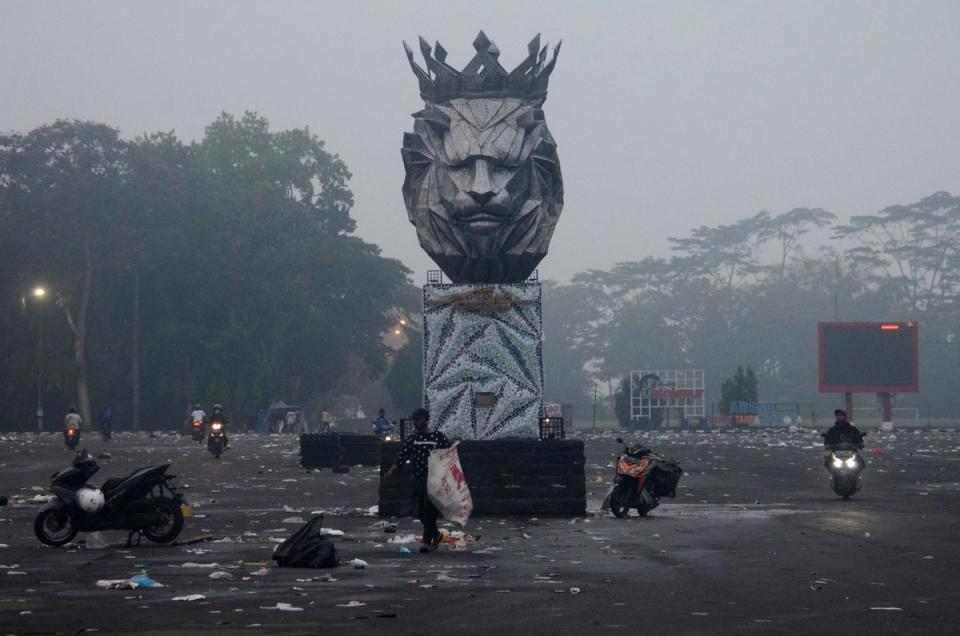 Motorists commute outside Kanjuruhan stadium the morning after a football match between Arema FC and Persebaya Surabaya in Malang (AFP via Getty Images)