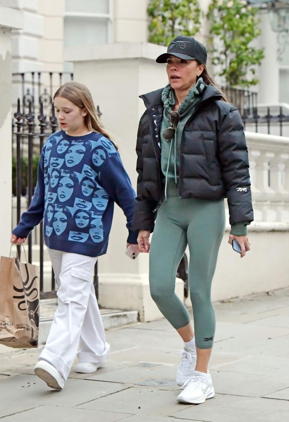 La cantante y modelo Victoria Beckham de paseo con su hija Harper, de 10 años. (Backgrid UK/The Grosby Group)