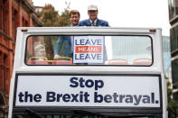 <p>Nigel Farage, der ehemalige UKIP-Vorsitzende und einer der Initiatoren des Brexits, unterstützt die Pro-Brexit-Kampagne „Leave Means Leave“. Hier zeigt er sich zusammen mit dem Geschäftsmann Richard Tice auf einem Kampagnenbus in Westminster. Die Kampagne ruft dazu auf, die ursprünglich vereinbarten Brexit-Inhalte durchzusetzen. (Bild: Jack Taylor/Getty Images) </p>