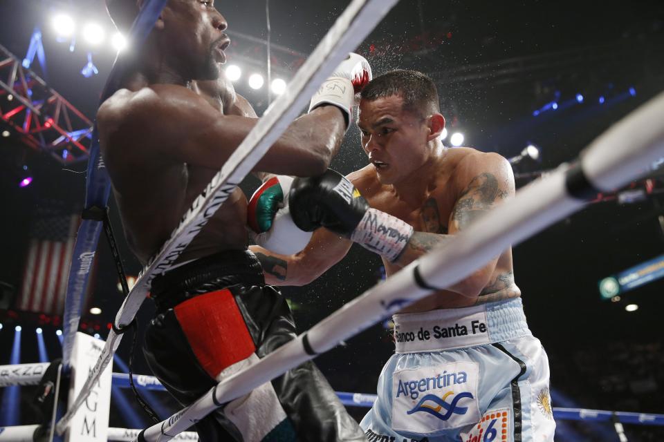 Floyd Mayweather Jr., left, battles Marcos Maidana, from Argentina, in their WBC-WBA welterweight title boxing fight Saturday, May 3, 2014, in Las Vegas. (AP Photo/Eric Jamison)