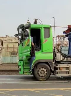 女子熟練地從大卡車走下。（圖／翻攝自臉書爆廢1公社）