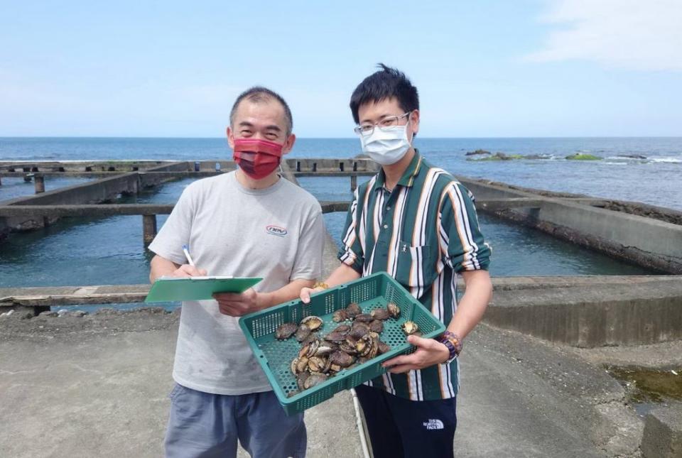 新北市府漁業處執行「未上市水產品產地監測計畫」對養殖戶進行查訪抽驗。　（新北市府漁業提供）