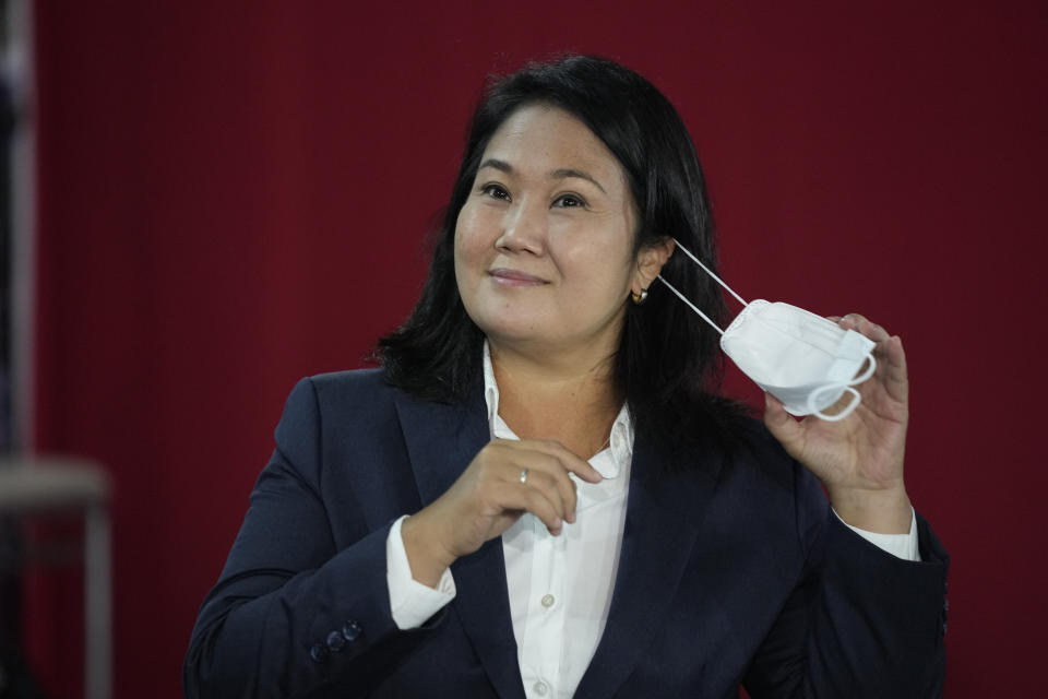 La candidata presidencial Keiko Fujimori se retira su mascarilla el miércoles 9 de junio de 2021 durante una conferencia de prensa, en Lima, Perú. (AP Foto/Martín Mejía)