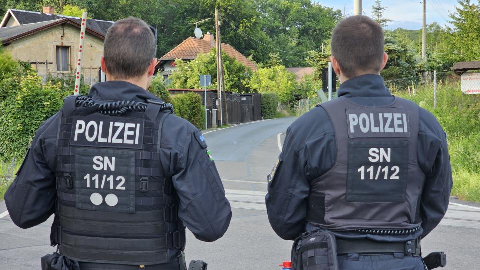 Polizei findet Leiche bei Suche nach Neunjähriger (Bild: Tobias Junghannß/dpa-Zentralbild/dpa)