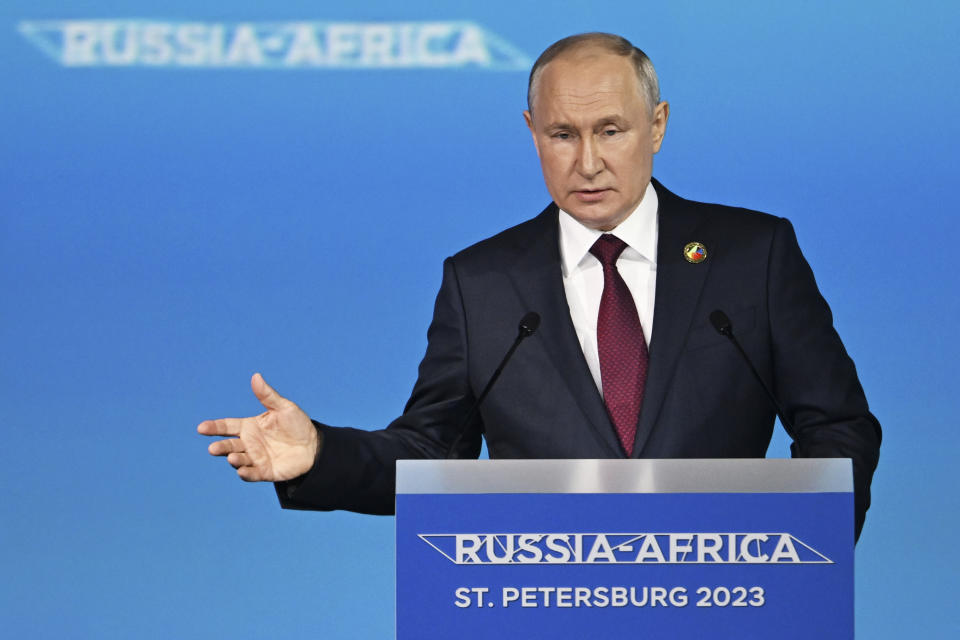 El presidente de Rusia, Vladímir Putin, ofrece un discurso durante una sesión plenaria de la Cumbre Rusia-África y Foro Económico y Humanitario, en San Petersburgo, Rusia, el 27 de julio de 2023. (Pavel Bednyakov, Sputnik, Kremlin Pool Foto vía AP)