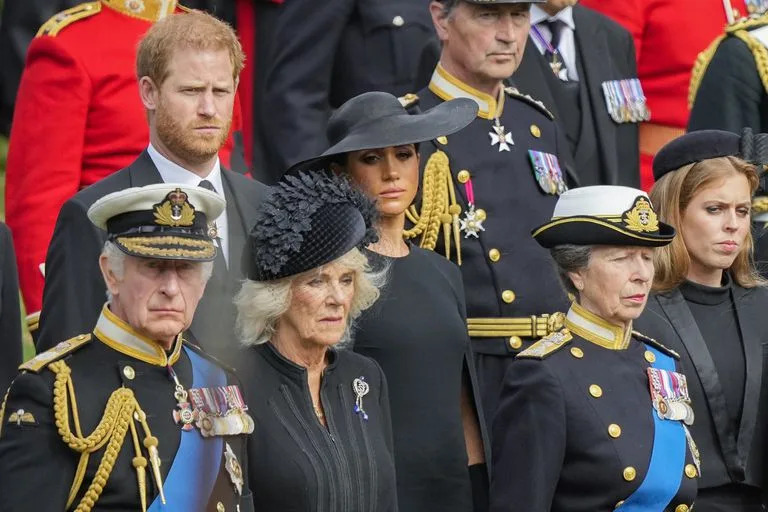 El rey Carlos III de Gran Breta&#xf1;a, de abajo a la izquierda, Camilla, la reina consorte, la princesa Ana, la princesa Beatriz, Meghan, duquesa de Sussex y el pr&#xed;ncipe Harry miran mientras el ata&#xfa;d de la reina Isabel II se coloca en el coche f&#xfa;nebre despu&#xe9;s del servicio funeral de Estado en la Abad&#xed;a de Westminster en el centro de Londres el lunes 19 de septiembre de 2022. 