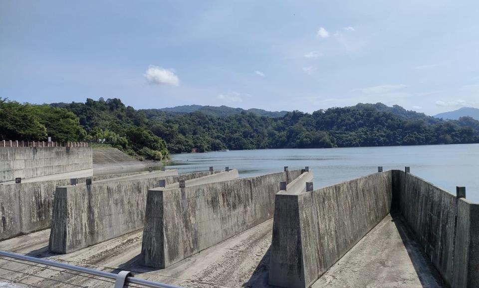 鯉魚潭水庫這兩天就能看到鋸齒堰溢流的美景。（圖：民眾提供）