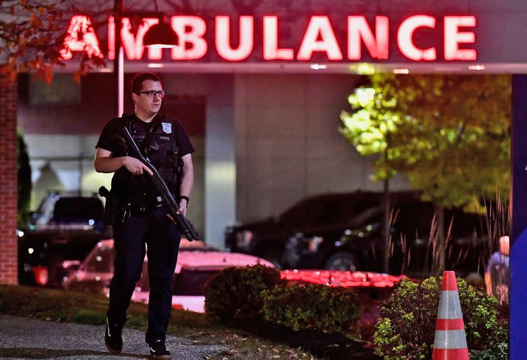Un oficial de policía armado custodia la entrada de ambulancias del Central Maine Medical Center en Lewiston, Maine, temprano el 26 de octubre de 2023. 