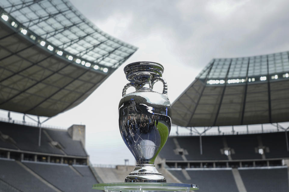 El trofeo del Campeonato Europeo es presentado en el Estadio Olímpico de Berlín, el miércoles 24 de abril de 2024. (AP Foto/Markus Schreiber)