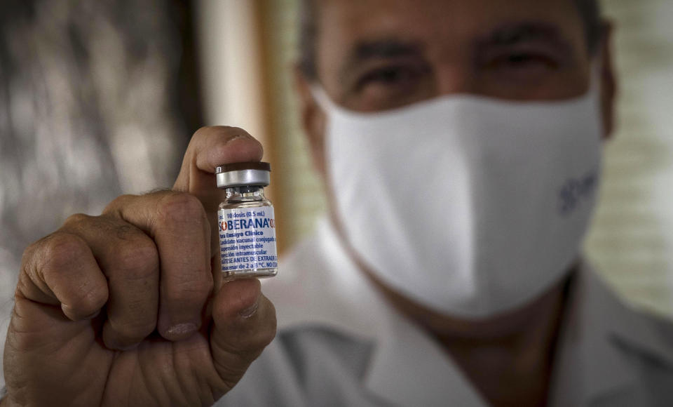 Un médico muestra un frasco vacío de la vacuna experimental Soberana 02 para el COVID-19 que se está desarrollando en el Centro de Inmunidad Molecular durante una visita de los medios de comunicación a la instalación de producción de vacunas en La Habana, Cuba, el jueves 25 de febrero de 2021. (AP Foto/Ramón Espinosa)