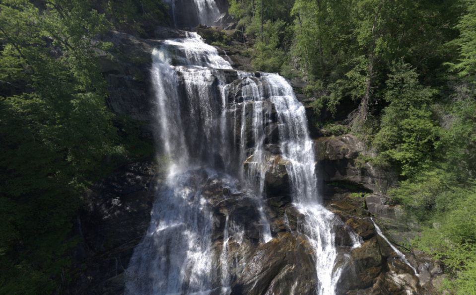 美國北卡羅萊納州（State of North Carolina）交界處的白水瀑布（Whitewater Falls）。（圖／Google Maps）