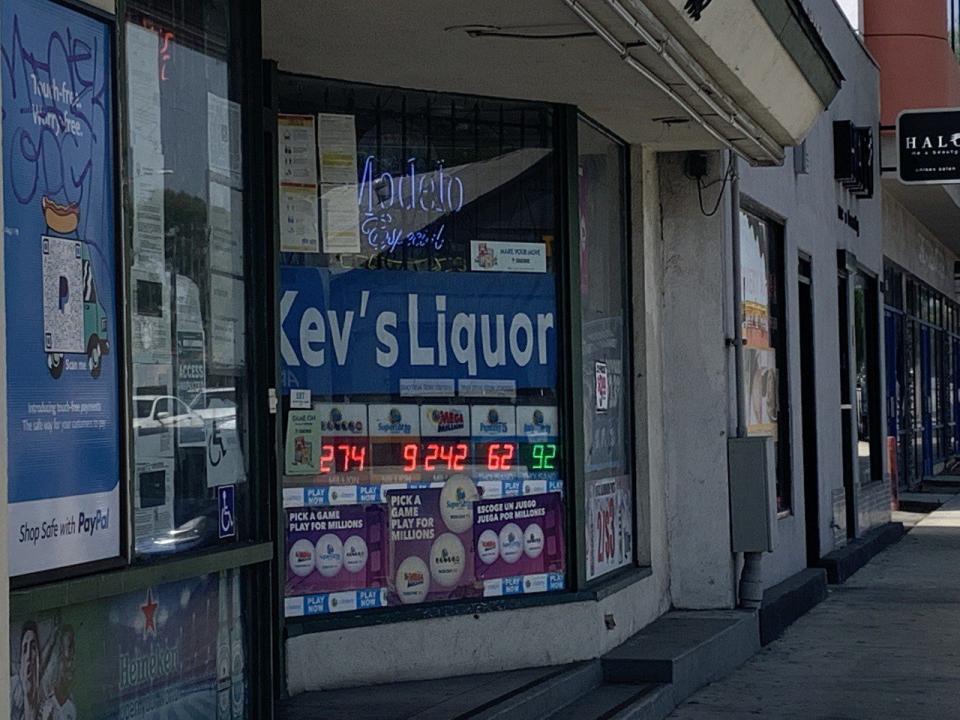 案發地點位於羅斯密市Valley Blvd的一家小酒鋪。（記者邵敏／攝影）