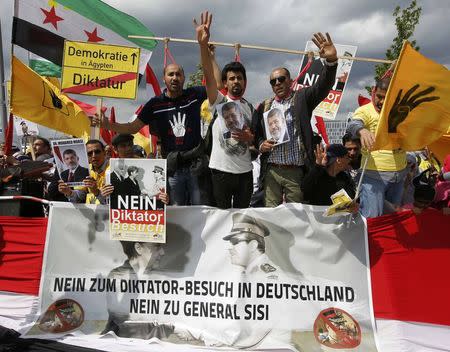 Demonstrators protest against Egypt's President Abdel Fattah al-Sisi opposite the Chancellery in Berlin, Germany June 3, 2015. REUTERS/Fabrizio Bensch