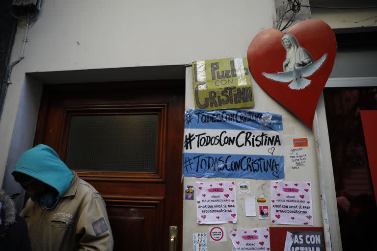 Carteles con dedicatorias, en una de las entradas al edificio donde vive Cristina Kirchner