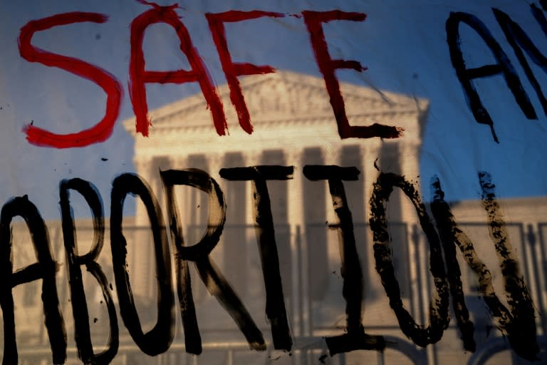 La Cour suprême des Etats-Unis vue derrière une pancarte appelant à protéger l'accès à l'avortement, à Washington, le 10 mai 2022 (AFP/Stefani Reynolds)