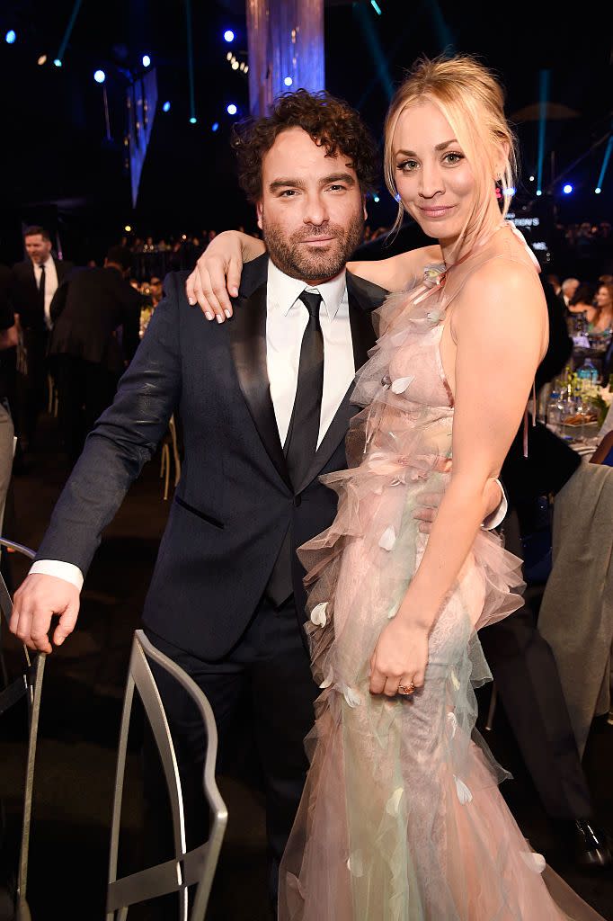 <p>Johnny Galecki: 5' 5"<br>Kaley Cuoco: 5' 6"</p>