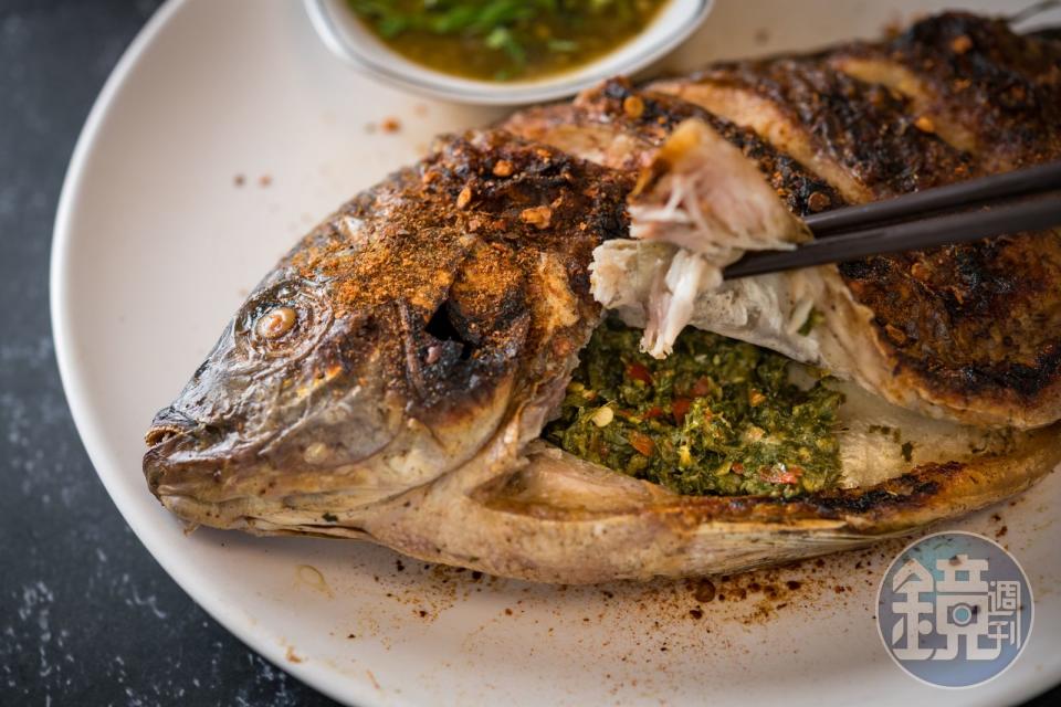 「烤魚」的魚皮酥香脆口，肉質嫩甜不柴，香料味滲透其中，蘸著醬吃，酸甜辛香。（170元／份）