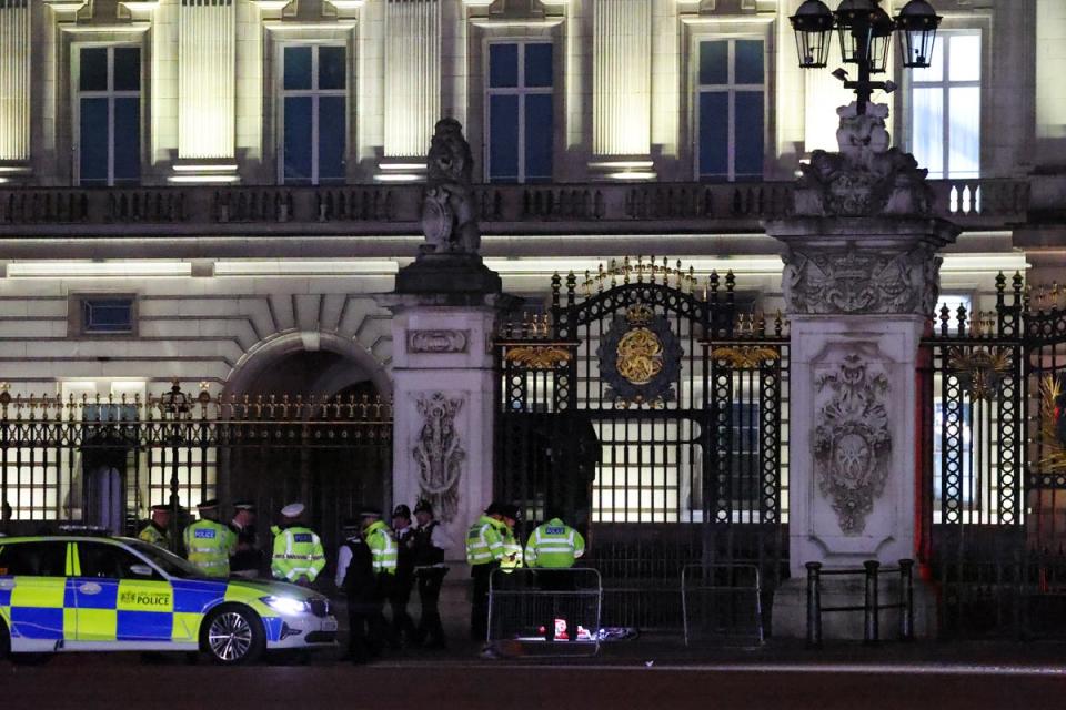 Police  outside Buckingham Palace (Getty Images)