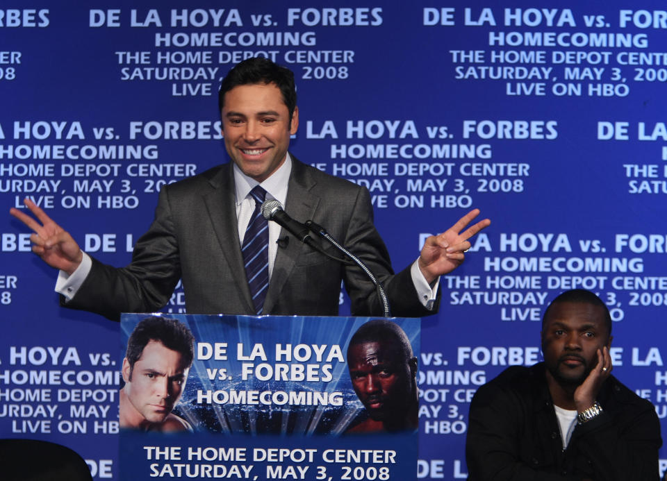 De la Hoya promocionando su pelea contra Steve Forbes, la penúltima de su carrera. (Timothy A. Clary/AFP via Getty Images) 