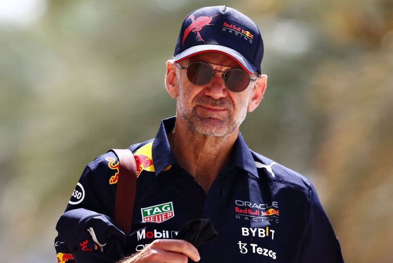 El talentoso diseñador Adrian Newey es artífice de los éxitos de Red Bull Racing en la Fórmula 1; el británico puede alejarse de la escudería en el caso de que Horner no siga al frente del equipo.