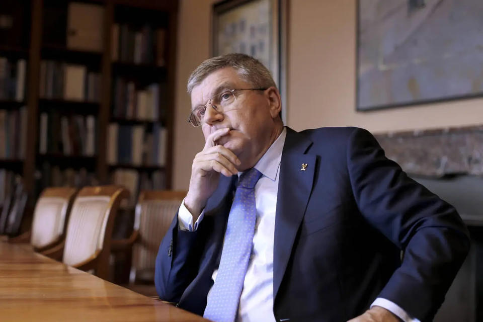 IOC-Präsident Thomas Bach bekommt für seine Entscheidung viel Kritik. (Bild: dpa)