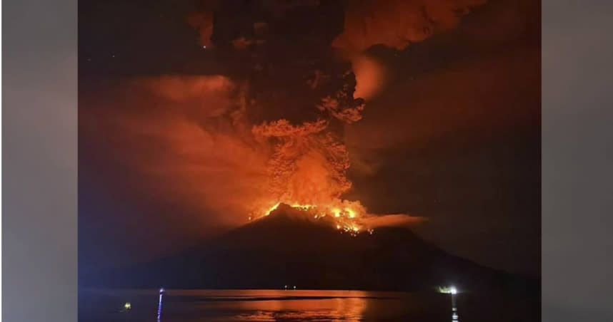 印尼北蘇拉威西省北方偏遠群島上的魯昂火山16日爆發，火山灰直噴向2萬多公尺的高空。。（圖／達志／美聯社）