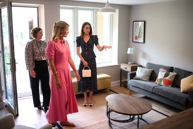 <p>DANIEL LEAL/POOL/AFP via Getty Images</p> Kate Middleton being shown around Hope Street by Edwina Grosvenor