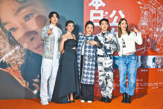 傅孟柏（左起）、方志友、陸小芬、施名帥、陳庭妮昨出席《本日公休》首映會。（羅永銘攝）