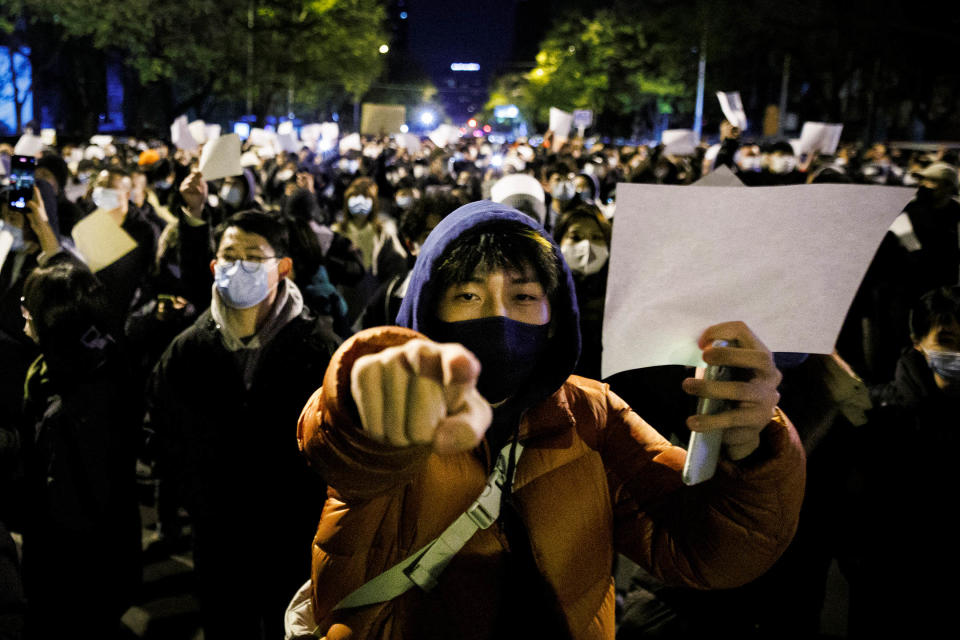 2022年11月27日，北京，烏魯木齊大火的封控抗議潮，民眾拿著白紙示威。