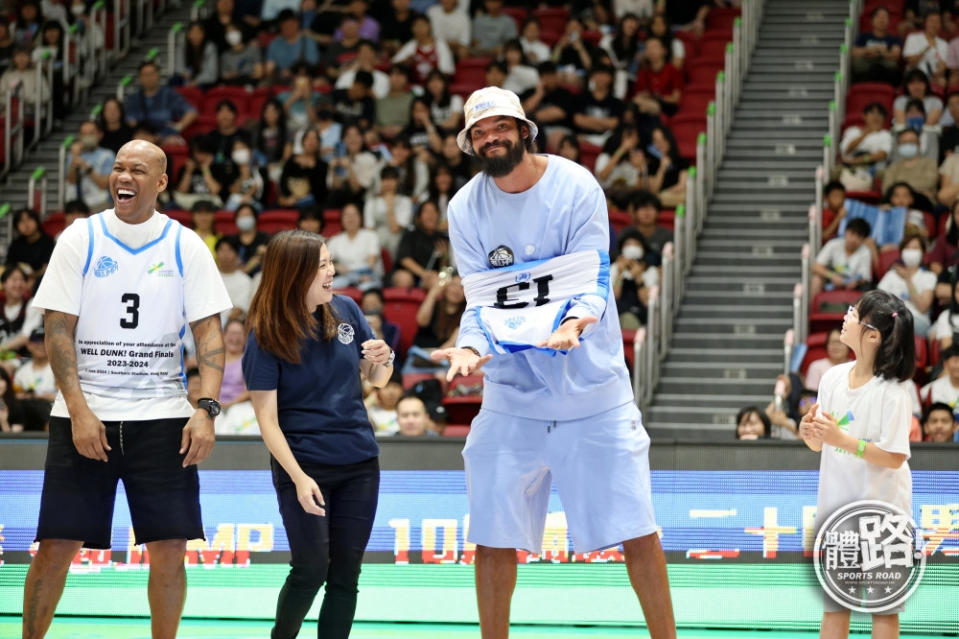 NBA名宿馬貝利（左一）及諾亞（右二）