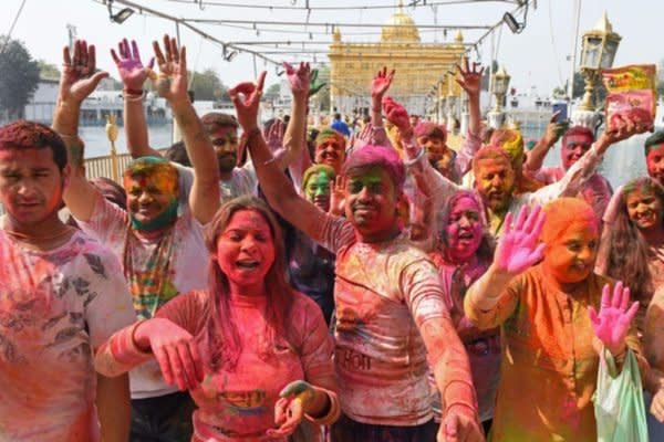 Holi, das hinduistische Frühlingsfest der Farben, in einem Tempel in Amritsar, Indien.