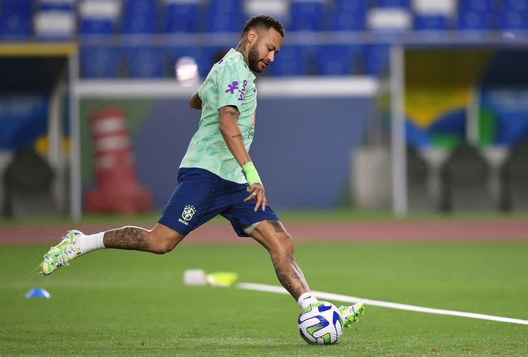 Remata Neymar durante el entrenamiento de Brasil en Belém