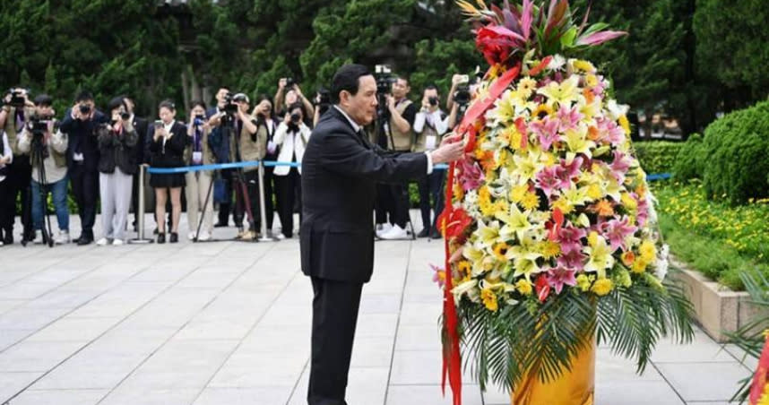 馬英九一行人訪陸行程景湊，3日上午參訪黃花崗七十二烈士墓園，致詞時再度哽咽。（圖／馬英九基金會提供）