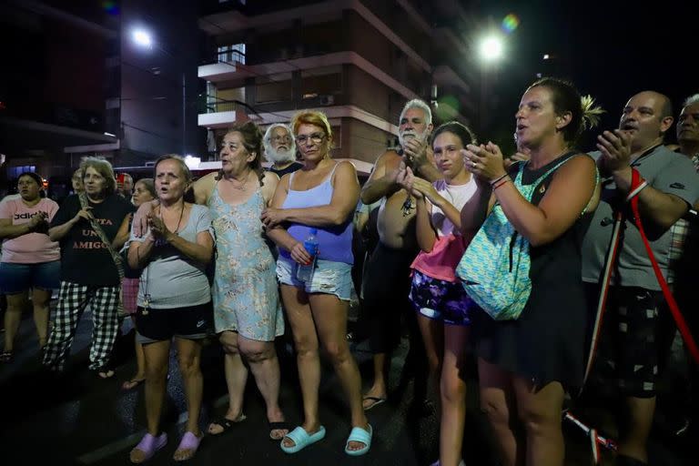 Corte de luz por fases en Díaz Vélez y Salguero, tránsito cortado. Solo pasan emergencias.