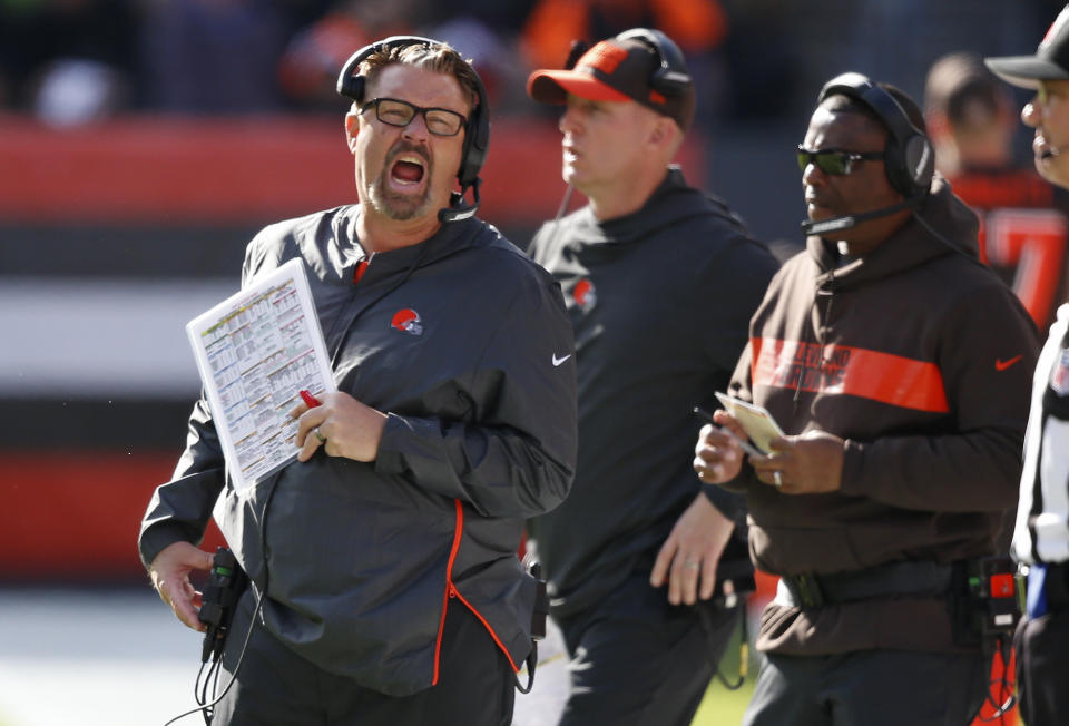 Cleveland Browns head coach Gregg Williams, left, yells instructions to players during the first half of an NFL football game against the Kansas City Chiefs, Sunday, Nov. 4, 2018, in Cleveland. (AP Photo/Ron Schwane)