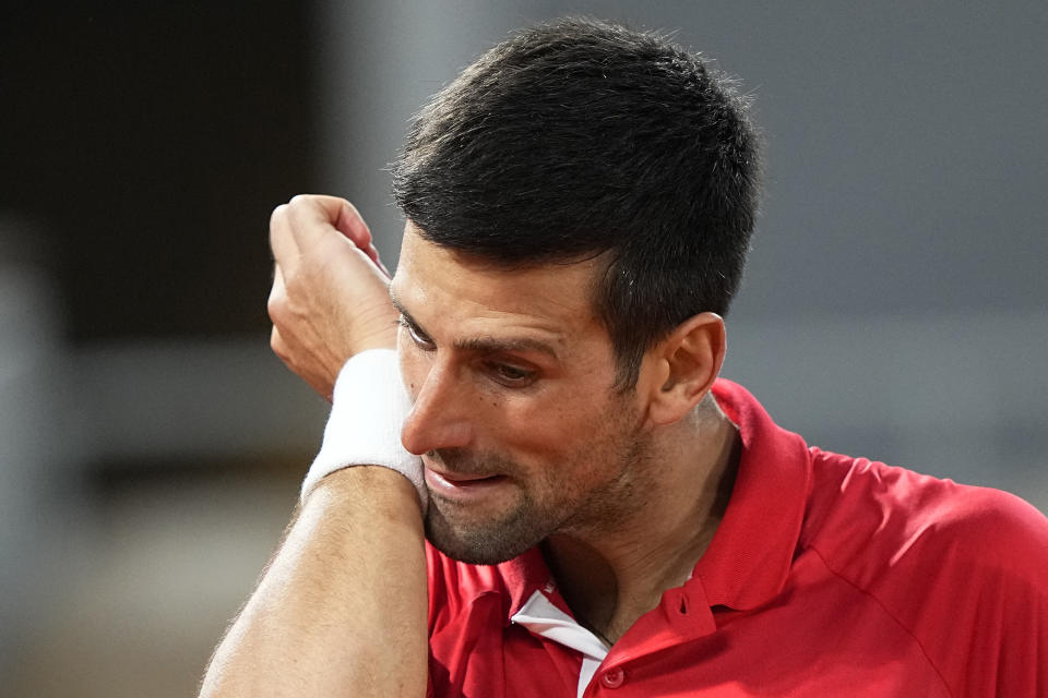 El serbio Novak Djokovic se limpia el rostro durante su partido de cuartos de final del Abierto de Francia ante el italiano Matteo Berrettini, el miércoles 9 de junio de 2021, en París. (AP Foto/Michel Euler)