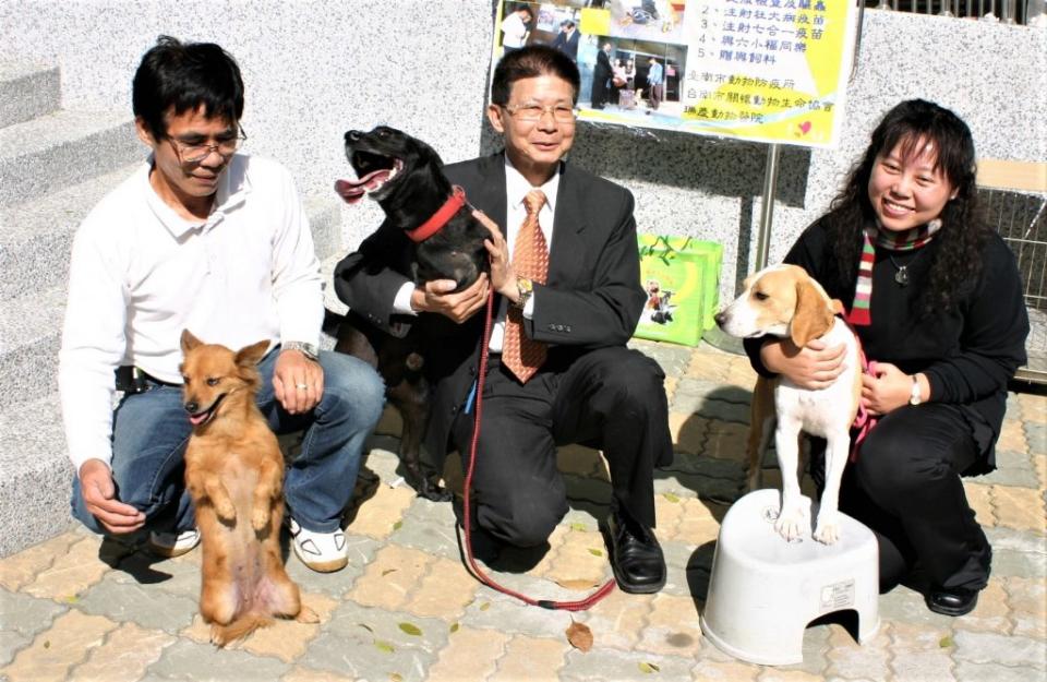 李朝全（圖中）與黃連發（圖左）帶著明星狗狗宣導「以認養代替購買」。