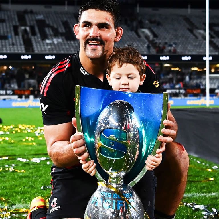 Matera, con su hijo y el trofeo del Super Rugby: felicidad máxima