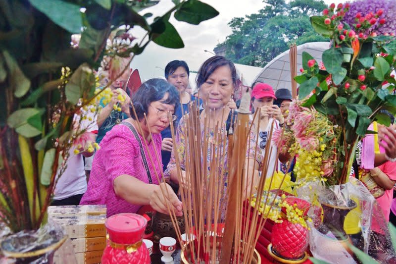 20170723-史上最大科、眾神上凱道，眾家神明於台北市中心大會師，民眾點燃香火祈福。（盧逸峰攝）