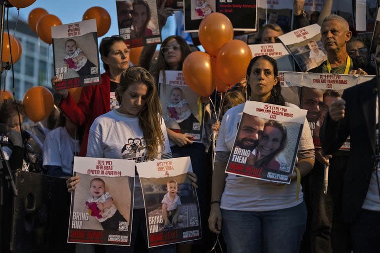 Manifestantes con fotos de los Bibas en Tel Aviv