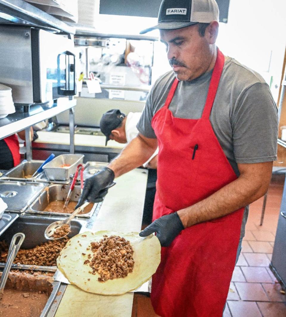 René Gallegos prepara un pedido de burritos en Adrian's el lunes 24 de junio de 2024.