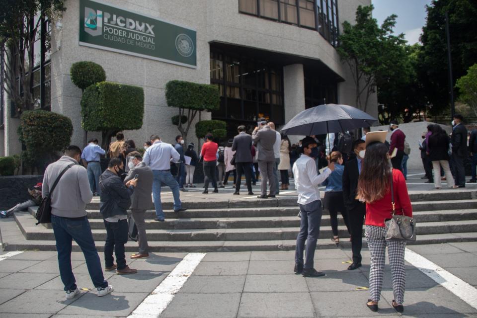 CIUDAD DE MÃXICO, 04AGOSTO2020.-  Filas interminables de abogados, en los Tribunales de Justicia de la Ciudad de MÃ©xico. Ayer regresaron a laborar despuÃ©s de meses de inactividad por la pandemia del Covid 19. FOTO: VICTORIA VALTIERRA/ CUARTOSCURO.COM