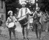 <p>Three boys in Colonial garb march with instruments at a Fourth of July celebration, 1922. (Photo: Buyenlarge/Getty Images) </p>