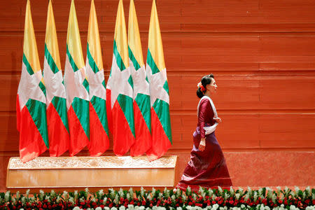 Myanmar State Counselor Aung San Suu Kyi walks off the stage after delivering a speech to the nation over Rakhine and Rohingya situation, in Naypyitaw, Myanmar September 19, 2017. REUTERS/Soe Zeya Tun