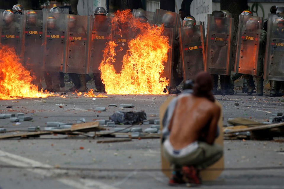 <p>Demonstrators clash with riot security forces at a rally during a strike called to protest against Venezuelan President Nicolas Maduro’s government in Caracas, Venezuela, July 26, 2017. (Photo: Carlos Garcia Rawlins/Reuters) </p>