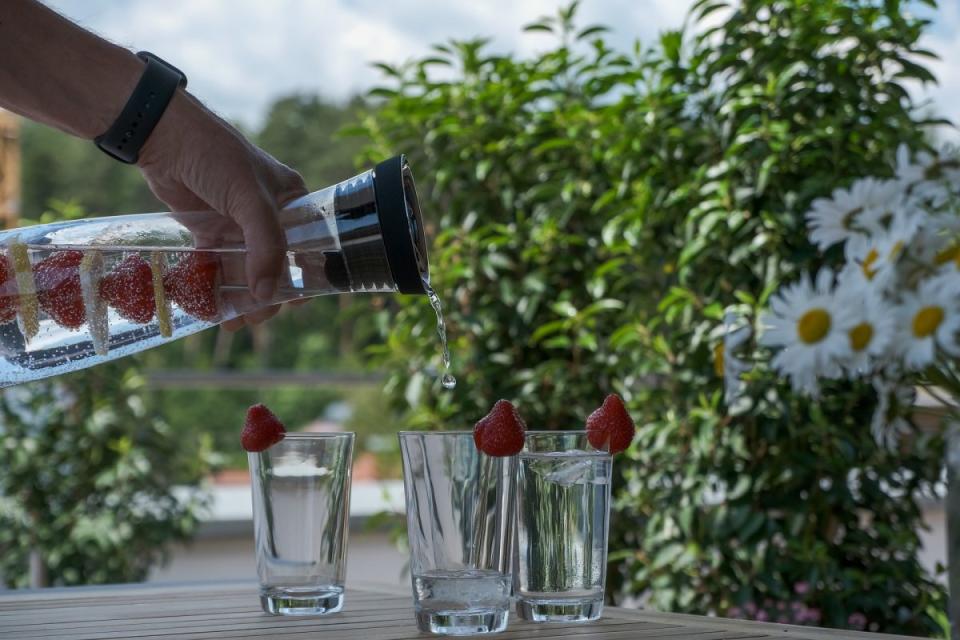 Puedes mezclar tu agua con frutas para que sea más fácil de tomar.