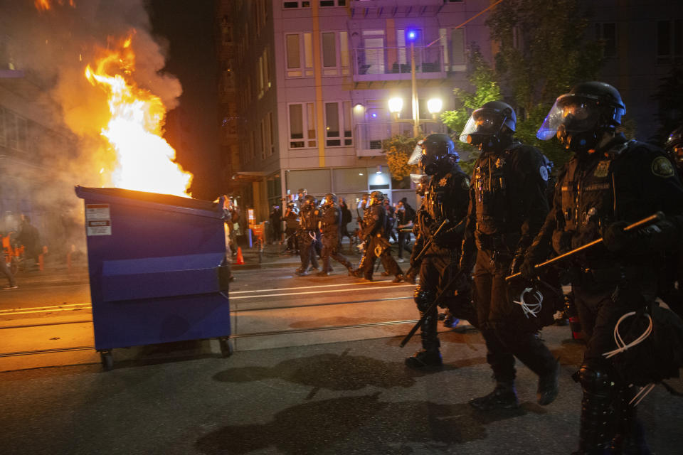 Manifestantes se enfrentan con la policía afuera del edificio del Servicio de Control de Inmigración y Aduanas de Estados Unidos (ICE) en Portland, Oregon, el viernes 21 de agosto de 2020. (Mark Graves /The Oregonian vía AP)