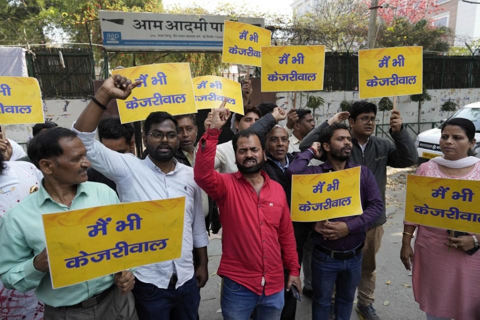 印度在野黨「小老百姓黨」支持者3月22日在新德里街頭示威，抗議執法局逮捕該黨領袖克里瓦爾。美聯社