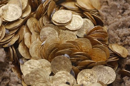 Ancient gold coins are displayed in Caesarea, north of Tel Aviv along the Mediterranean coast February 18, 2015. REUTERS/Nir Elias