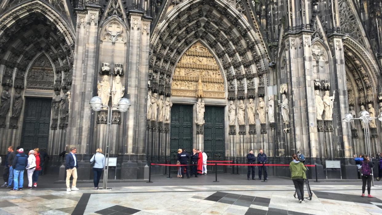 Der Eingang des Kölner Doms ist gesperrt. Er ist wegen eines verdächtigen Mannes evakuiert worden. Foto: Katharina Hensel